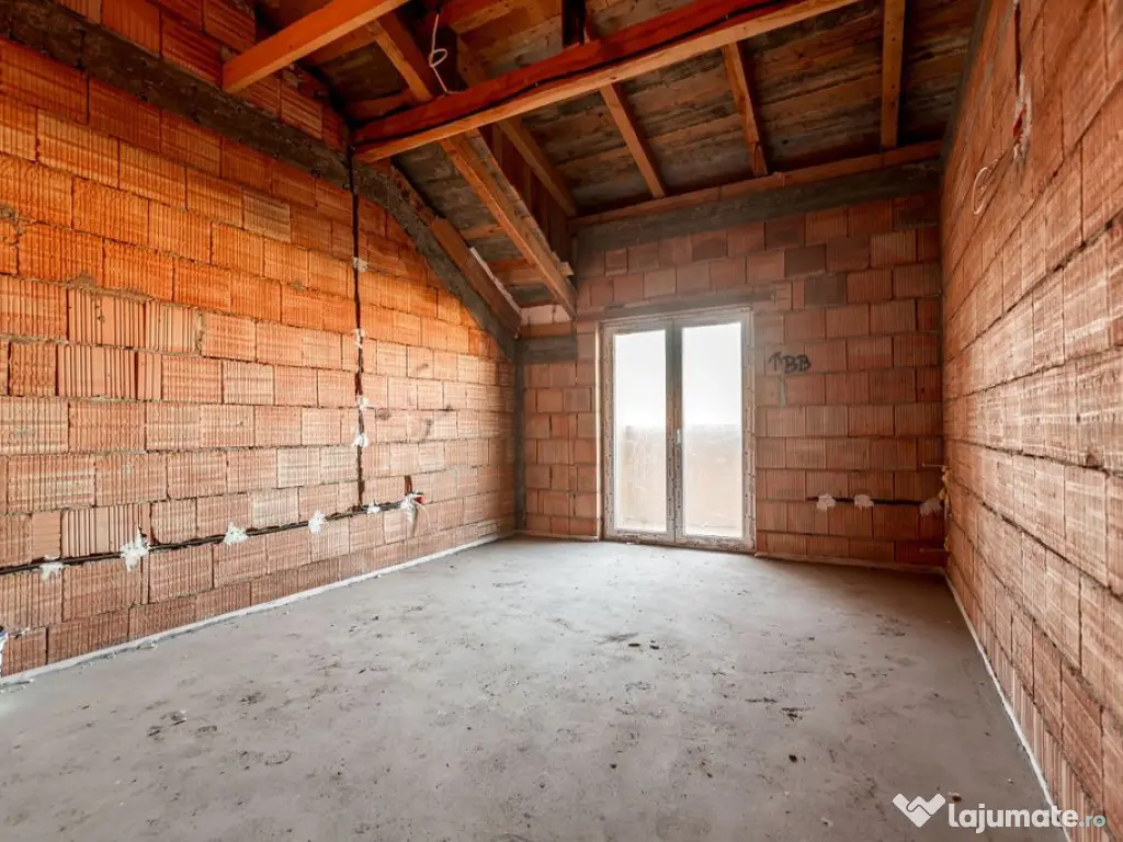 Casă nouă cu etaj semifinalizată în Aradul Nou 