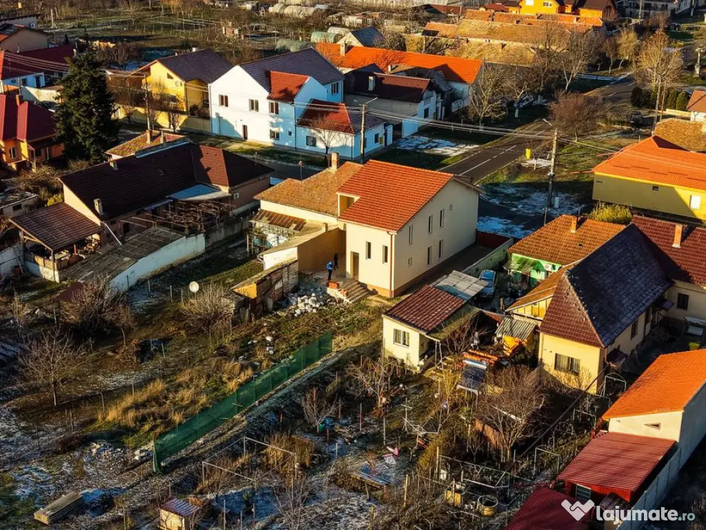 Casă nouă cu etaj semifinalizată în Aradul Nou 