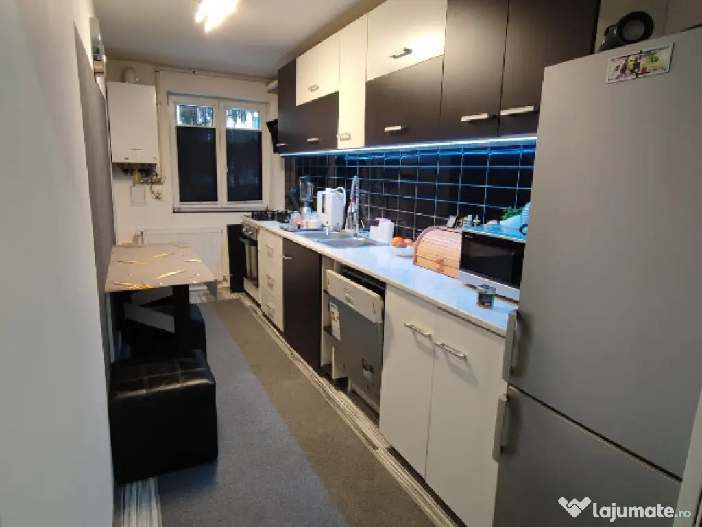 Apartament 3 camere, semidecomandat - zona Astra