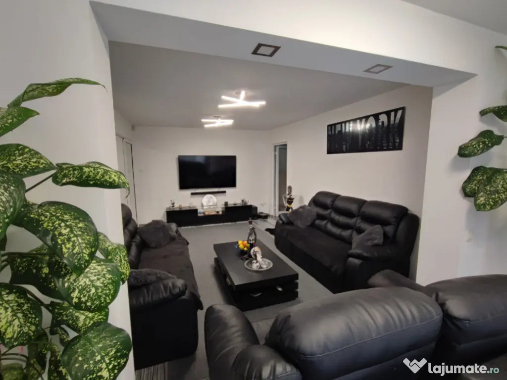 Apartament 3 camere, semidecomandat - zona Astra