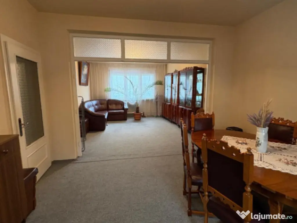 Casă spațioasă 280 mp utili, zonă centrală – lângă