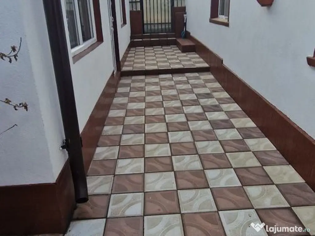 Casa ideal 2 familii, Ovidiu zona primarie. 