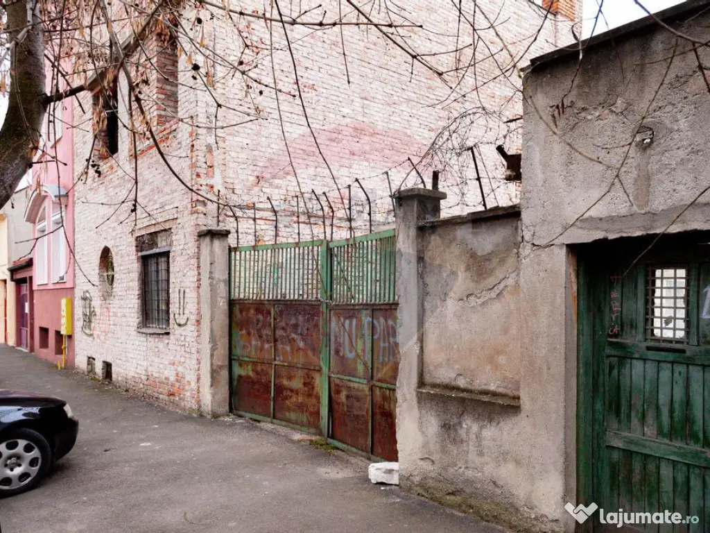 Casă cu teren generos de 786 mp, situată pe strada Tran... 