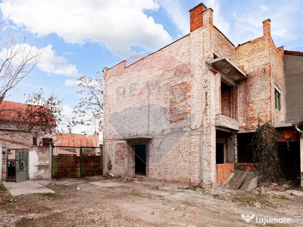 Casă cu teren generos de 786 mp, situată pe strada Tran... 