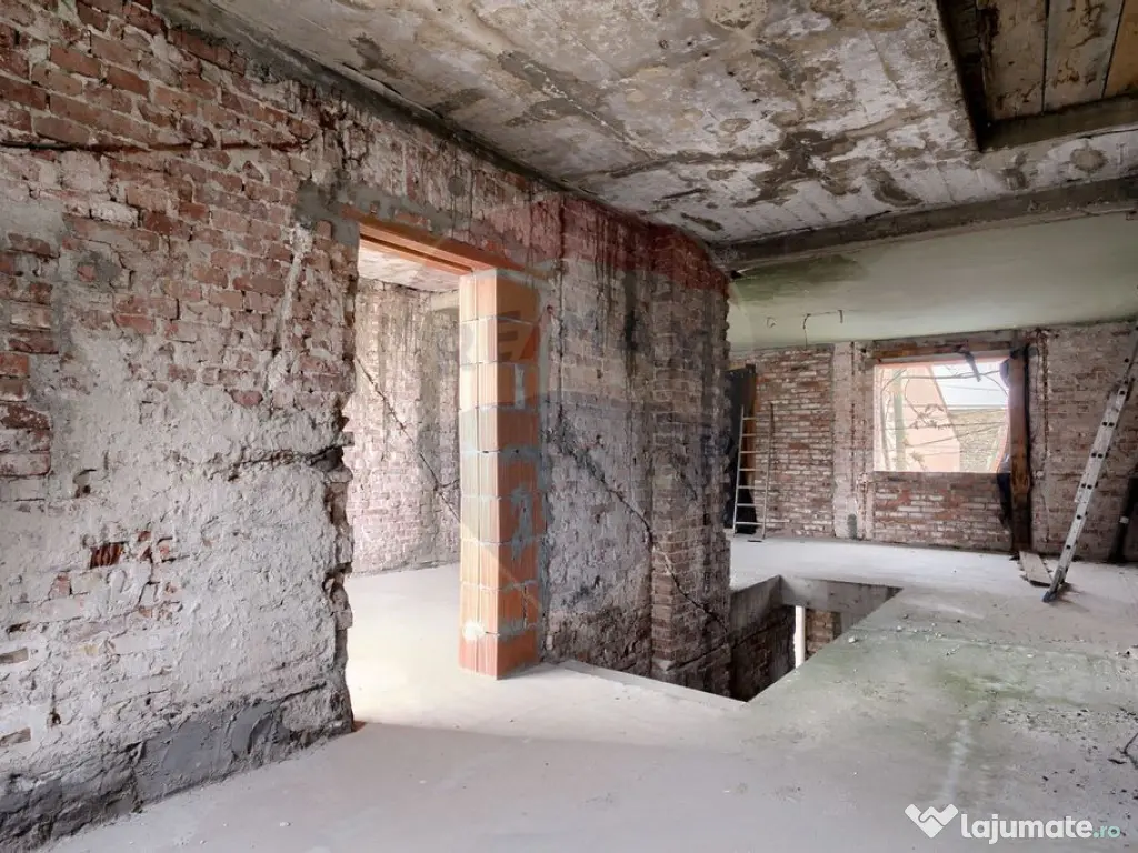 Casă cu teren generos de 786 mp, situată pe strada Tran... 