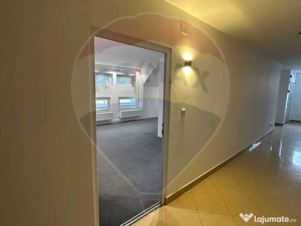 Birou 35 de mp utili lângă Carrefour