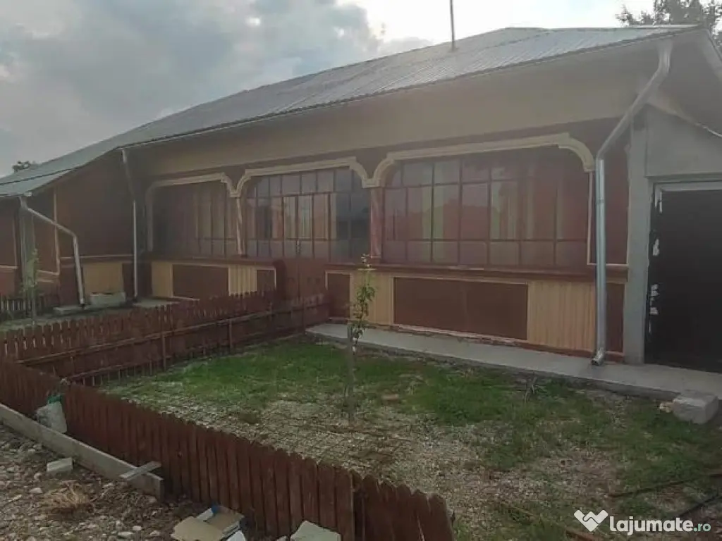 Casa 5 camere cu livada 2200 mp- Varasti 