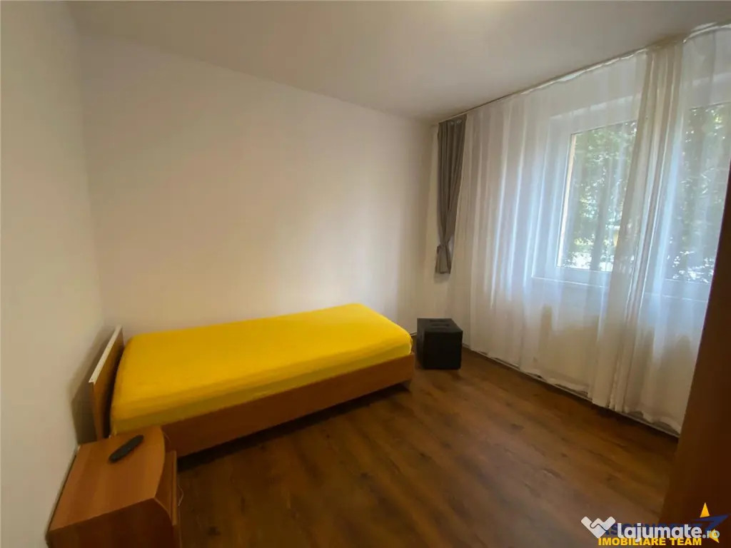 Decomandat, loc parcare,pivnita, zona Grivitei, Brasov.