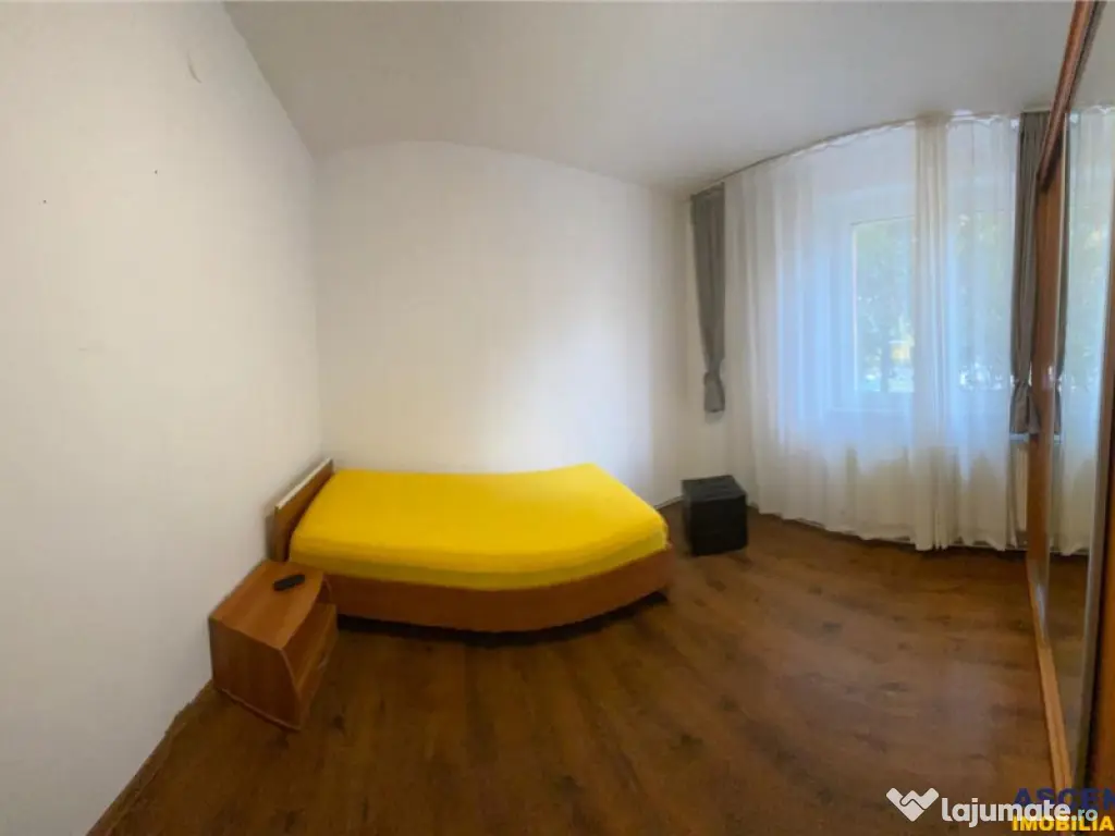 Decomandat, loc parcare,pivnita, zona Grivitei, Brasov.