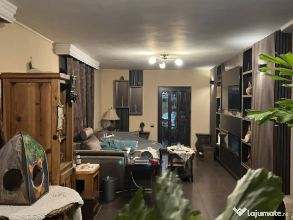 Casă 360 mp utili, spațiu comercial, teren 400 mp – Malu