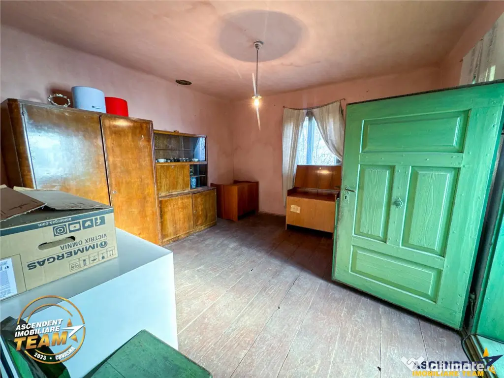 Film! Casa din lemn,cu doua camere, pe domeniu de 2.819 mp,