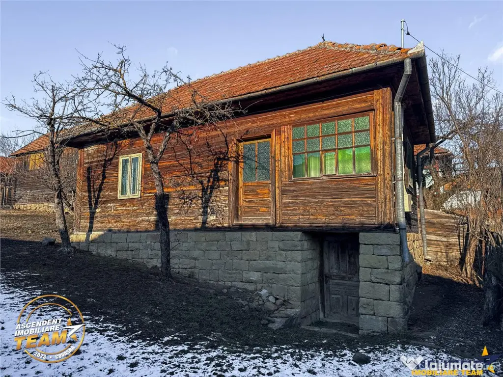 Film! Casa din lemn,cu doua camere, pe domeniu de 2.819 mp,