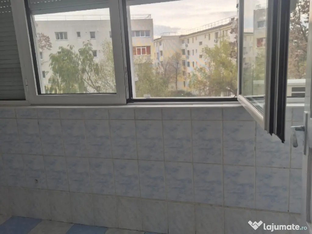 închiriez apartament 3 camere