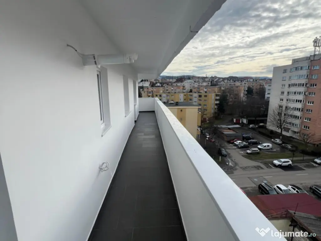 PF vând ap 3 camere Zorilor, două băi, terasă de 20 mp 