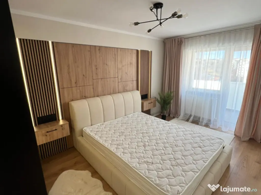 PF vând ap 3 camere Zorilor, două băi, terasă de 20 mp 