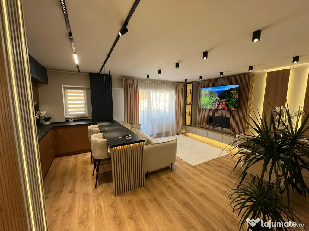 PF vând ap 3 camere Zorilor, două băi, terasă de 20 mp 