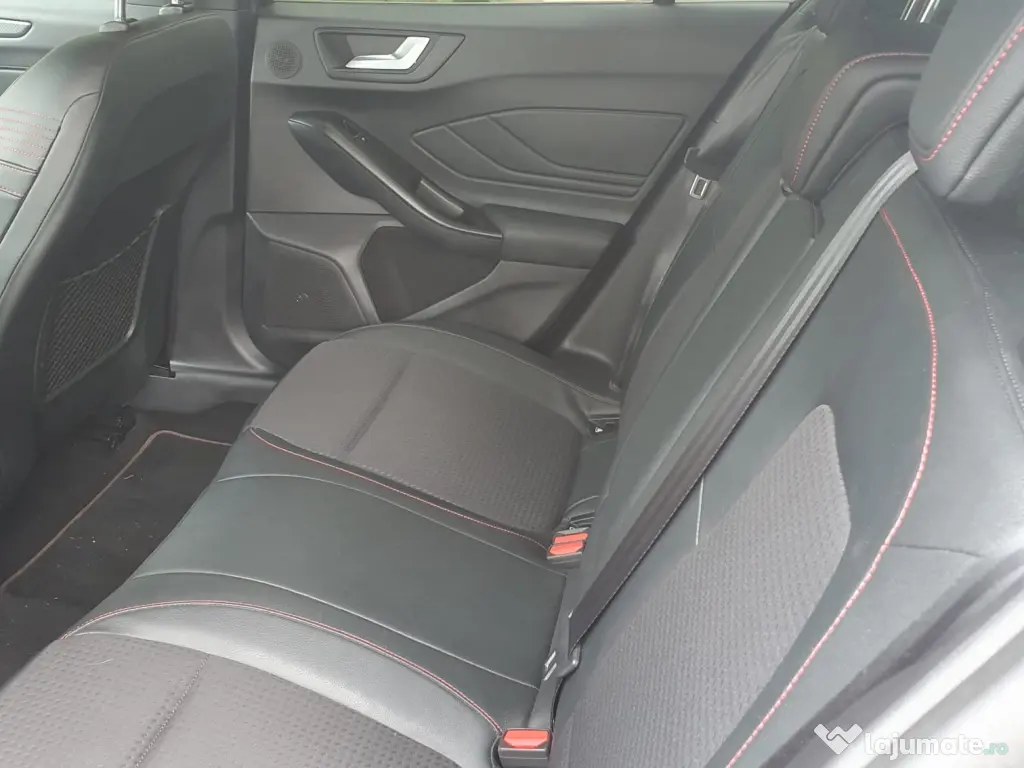 Vând Ford focus ST line