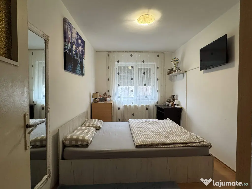 3 cam, bloc caramida, etaj 4 cu acoperis, str. Unirii