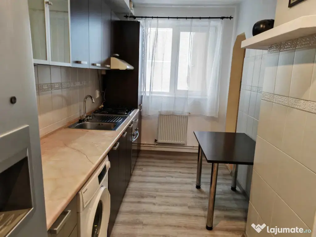 Apartament cu 3 camere 60 mp, etaj intermediar, bloc cu lift 