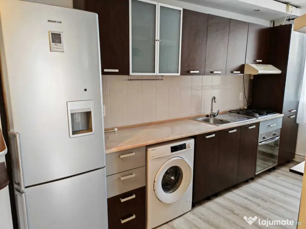 Apartament cu 3 camere 60 mp, etaj intermediar, bloc cu lift 