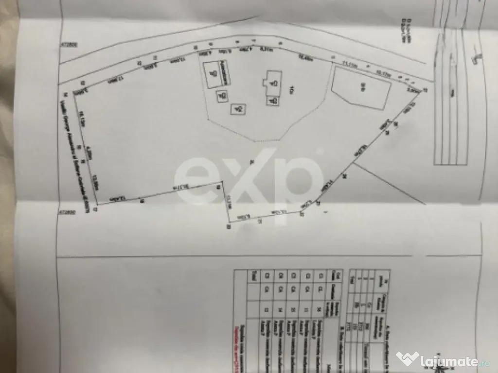 Refugiu la țară: casă cu 2 camere și teren de aproape 4.