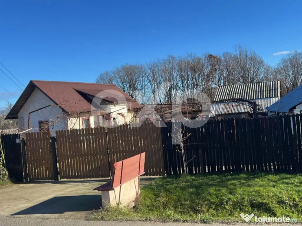 Refugiu la țară: casă cu 2 camere și teren de aproape 4.