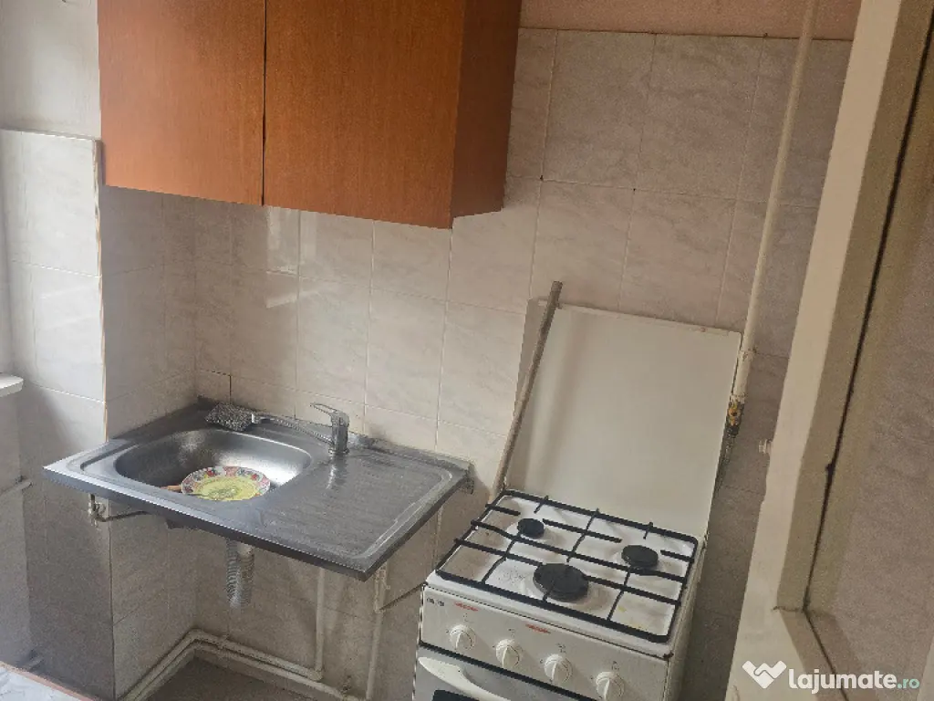 Vand sau inchiriez garsoniera in Deva, zona Dacia, etaj 1, mobilata 