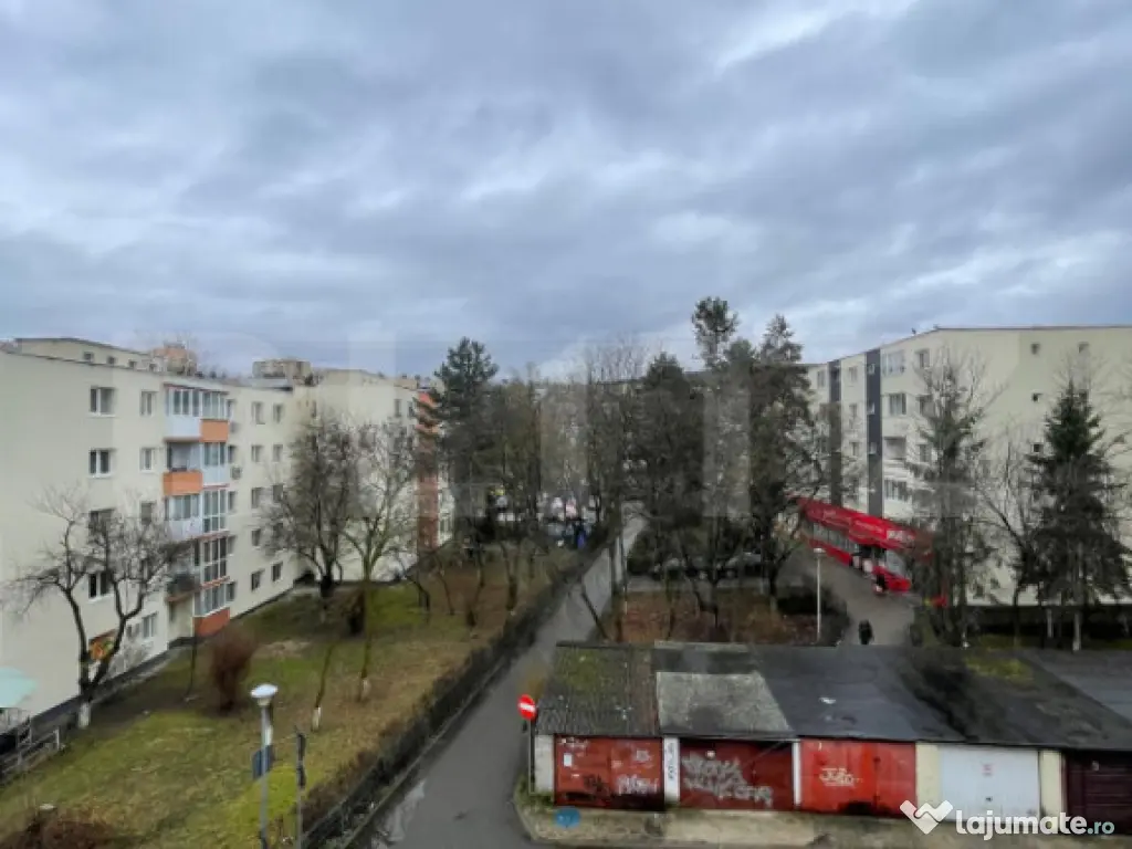 Apartament spațios de 4 cam, complet modernizat, la cheie, 