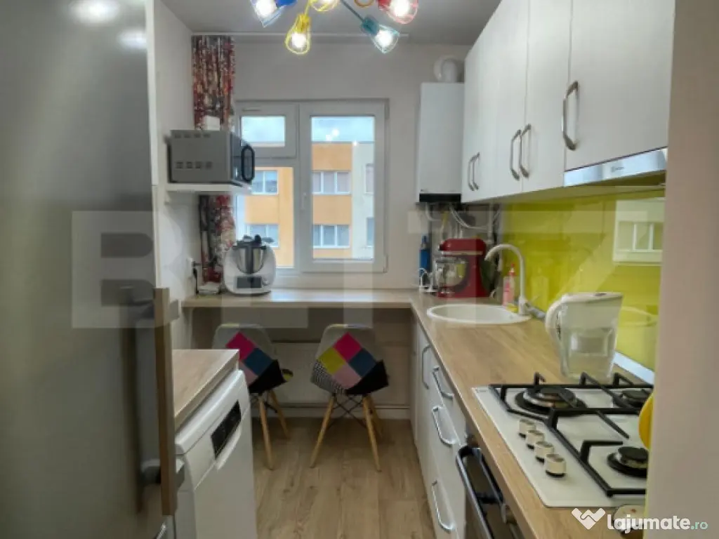 Apartament spațios de 4 cam, complet modernizat, la cheie, 