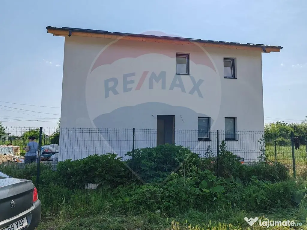 Casă / Vilă cu 4 camere de vânzare Sabareni 