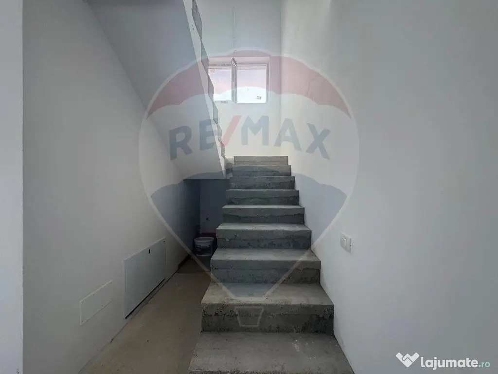 Casă / Vilă cu 4 camere de vânzare Sabareni 