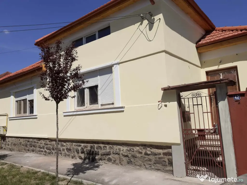 Executam lucrare exterior interior