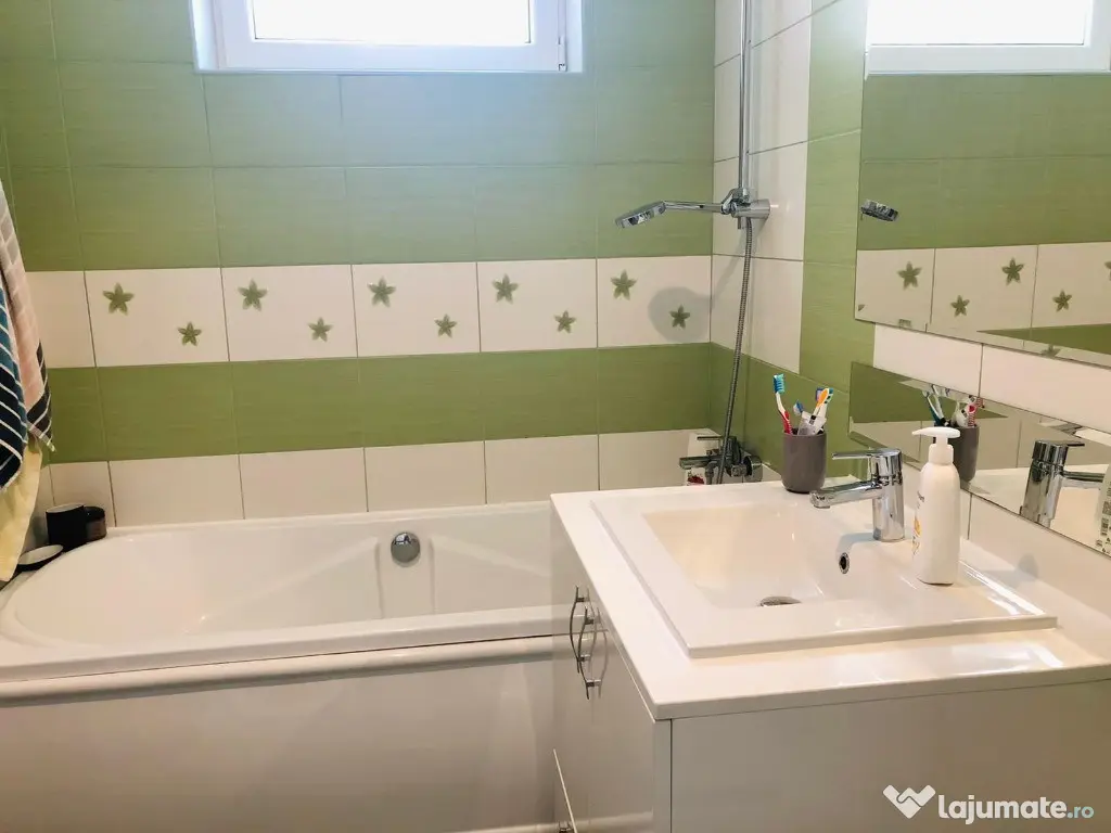 Apartament 3 camere, etaj 2, balcon, parcare Floresti zona Stadion 