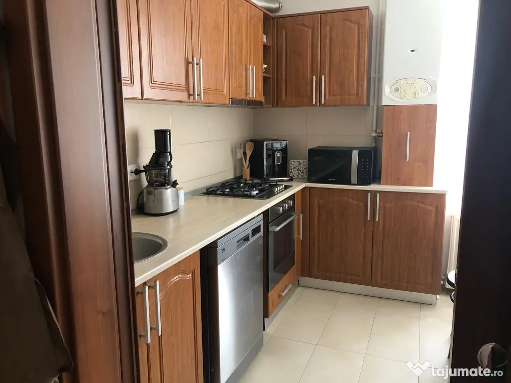 Apartament 3 camere, etaj 2, balcon, parcare Floresti zona Stadion 