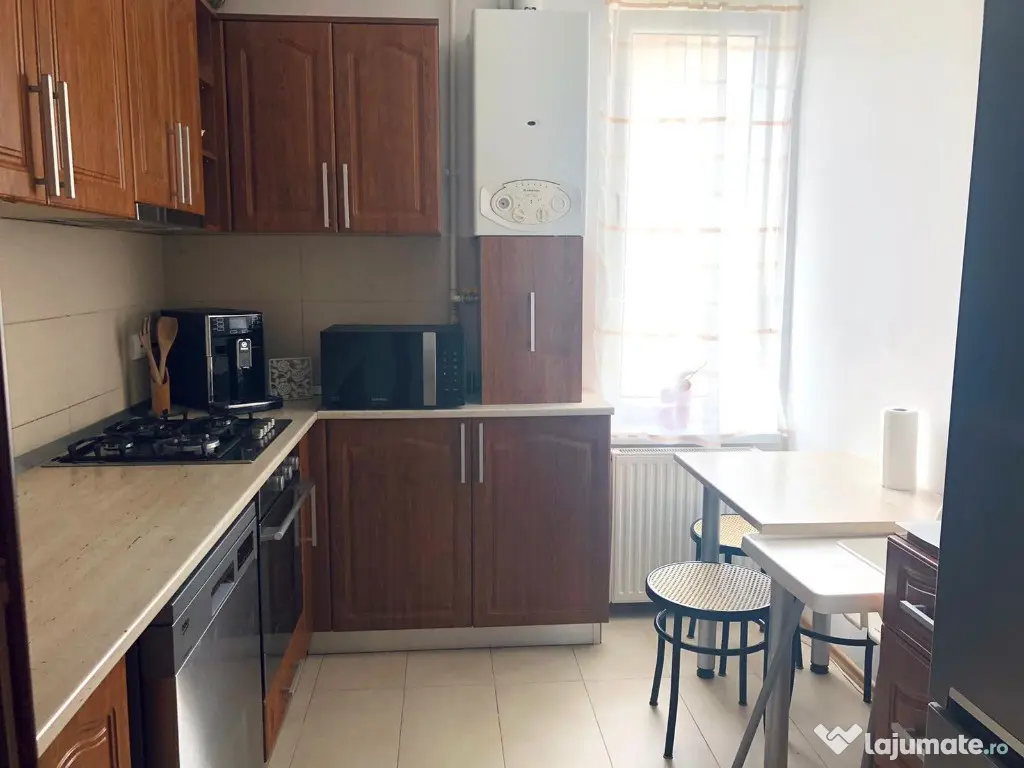 Apartament 3 camere, etaj 2, balcon, parcare Floresti zona Stadion 