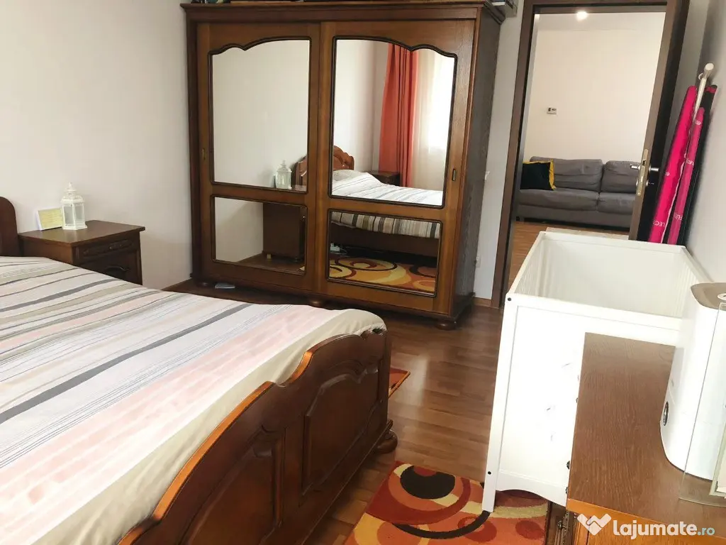 Apartament 3 camere, etaj 2, balcon, parcare Floresti zona Stadion 