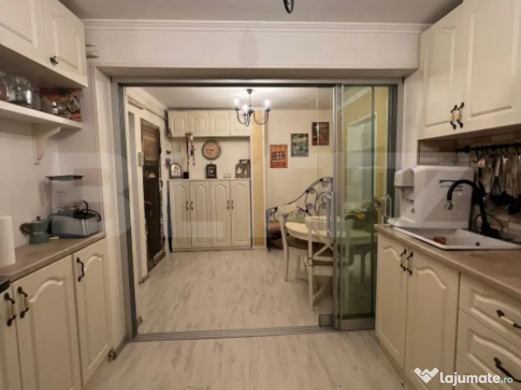 Apartament cu 3 camere, decomandat, Rovine - Damarin 