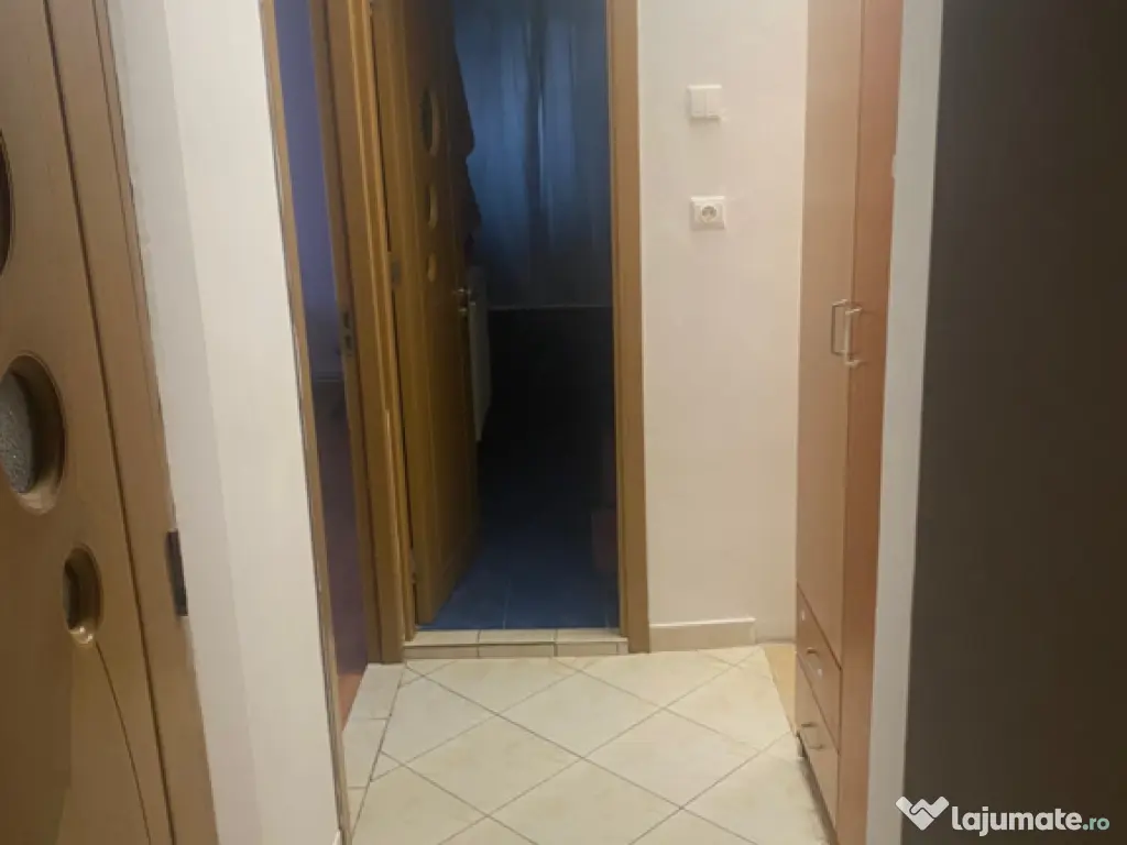 Închiriez apartament cu trei camere 