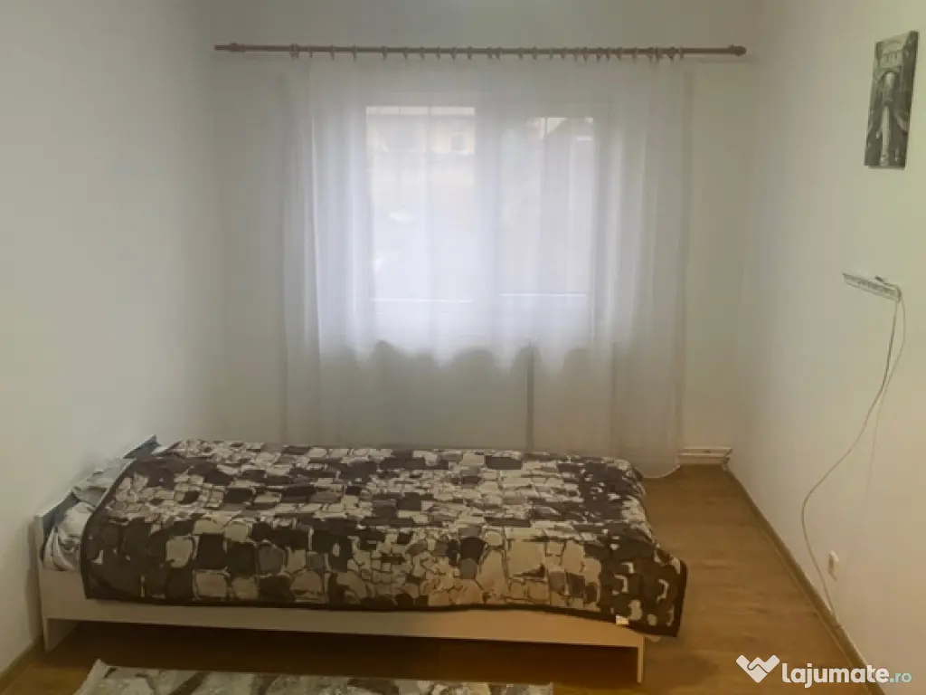 Închiriez apartament cu trei camere 