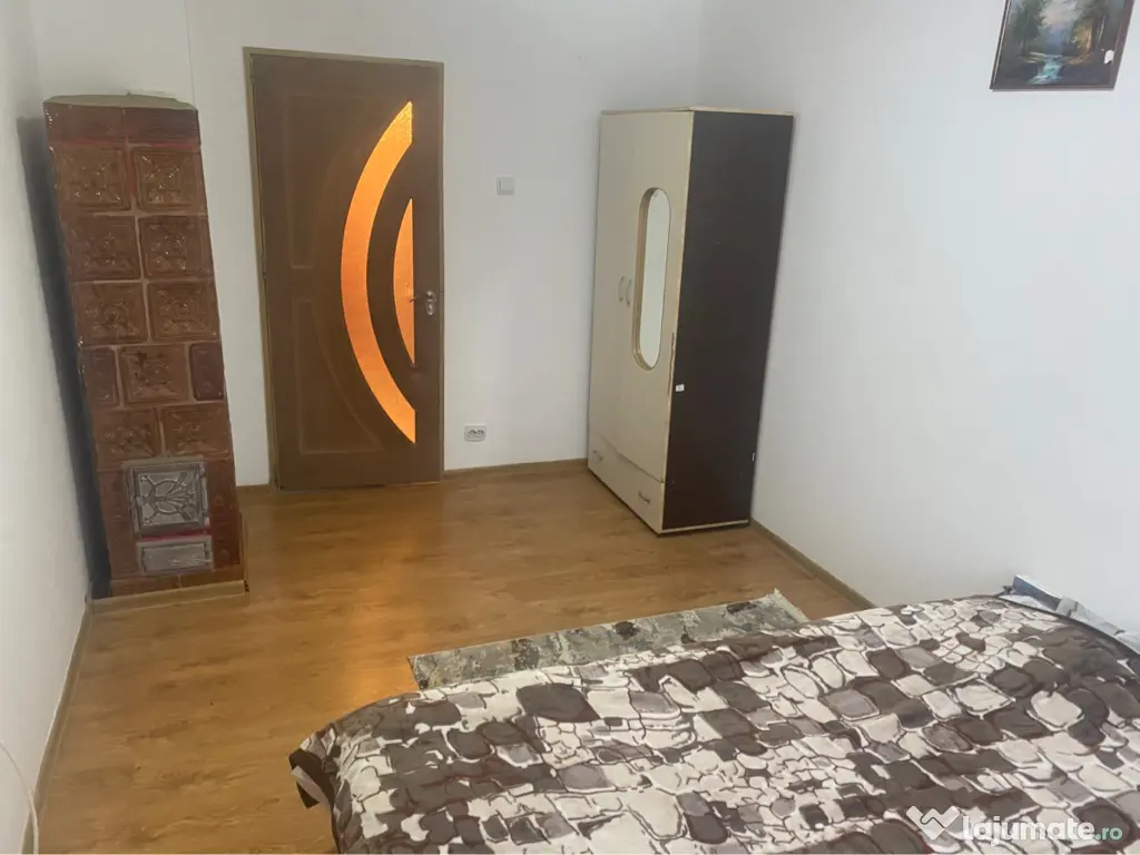 Închiriez apartament cu trei camere 