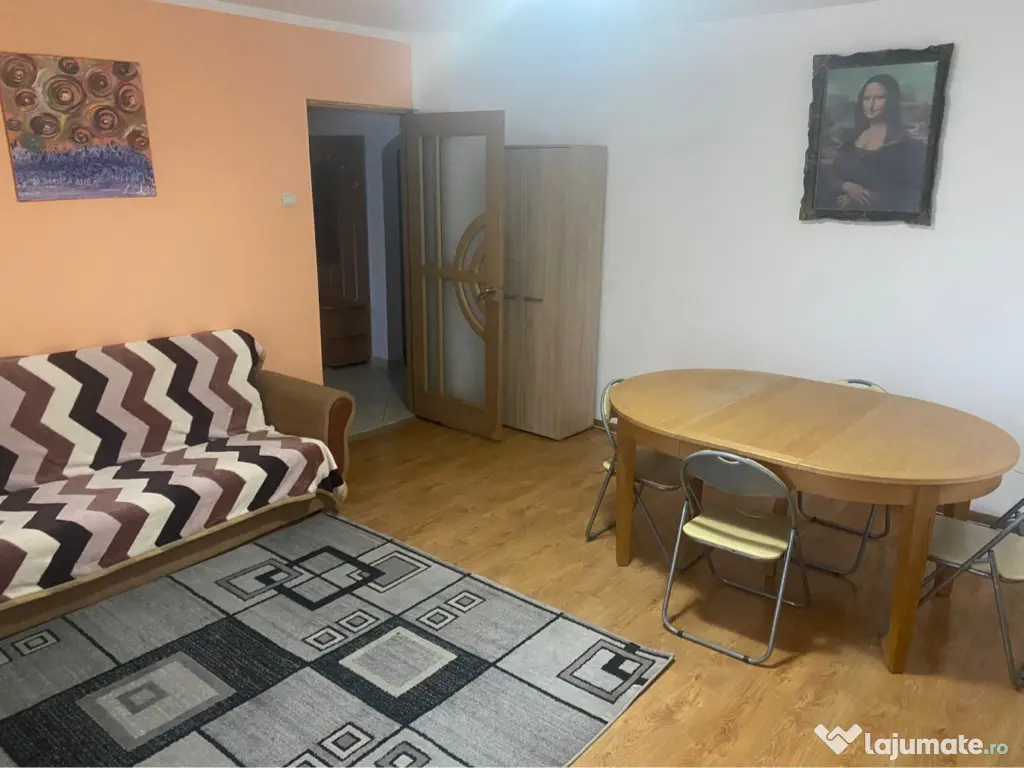 Închiriez apartament cu trei camere 