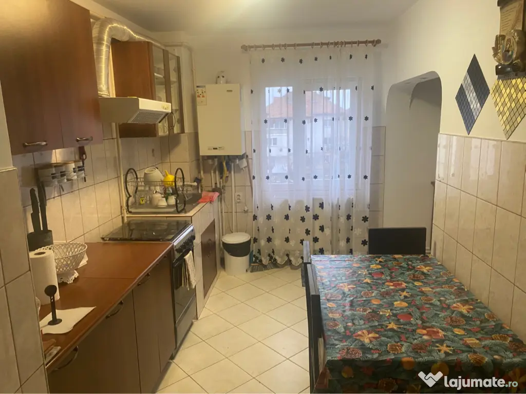 Închiriez apartament cu trei camere 