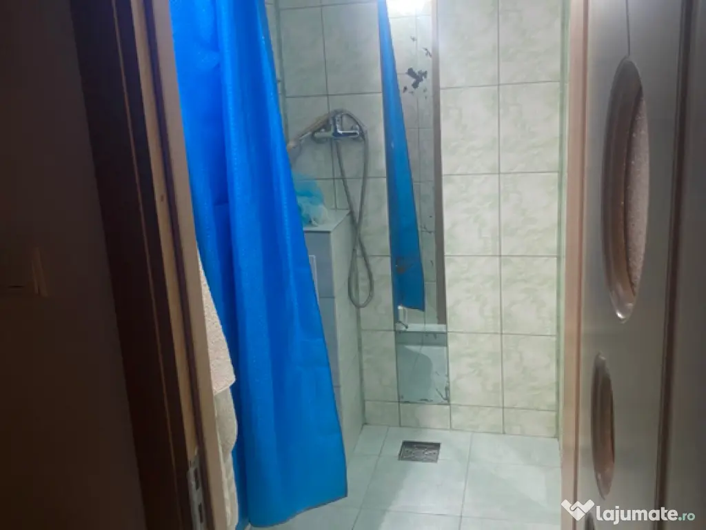Închiriez apartament cu trei camere 