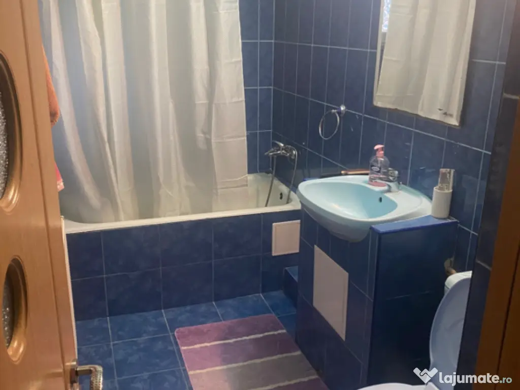 Închiriez apartament cu trei camere 