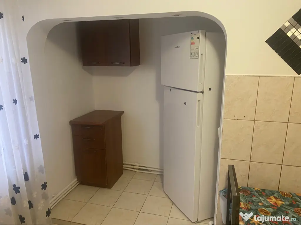 Închiriez apartament cu trei camere 