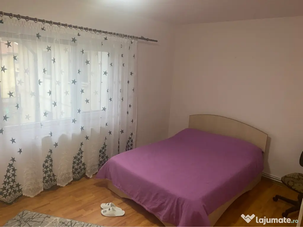 Închiriez apartament cu trei camere 