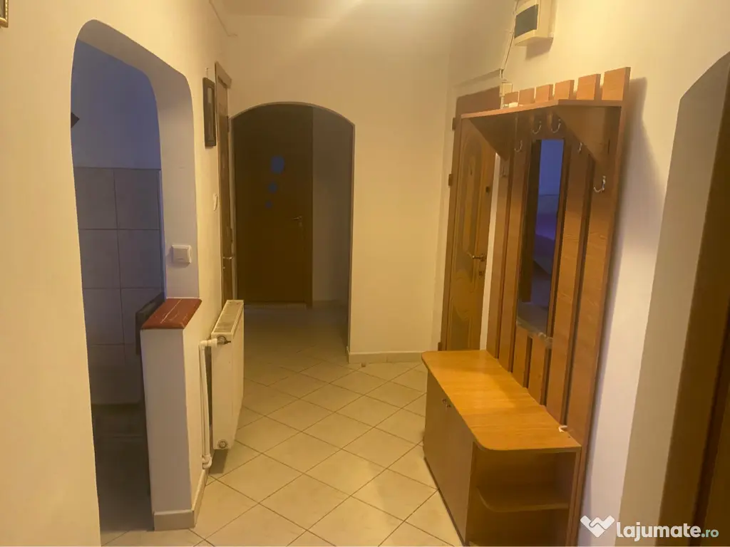 Închiriez apartament cu trei camere 