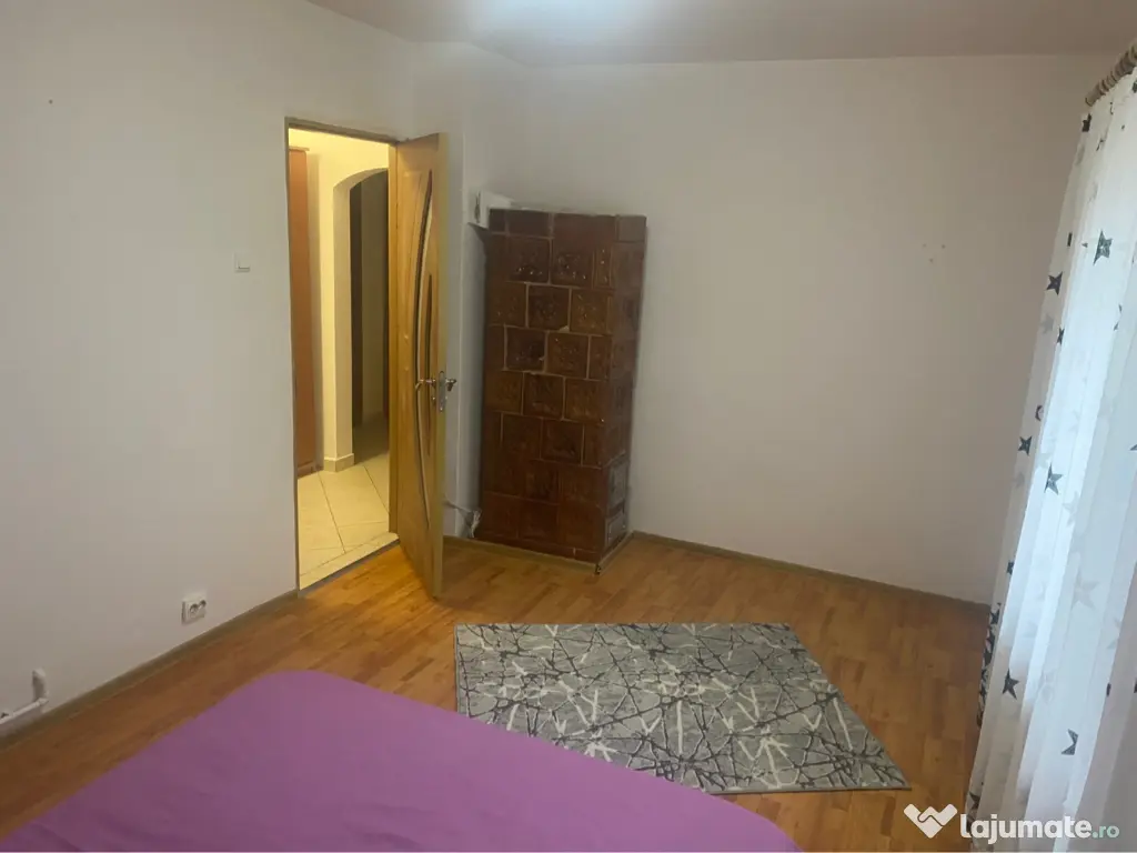Închiriez apartament cu trei camere 