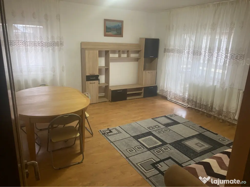 Închiriez apartament cu trei camere 