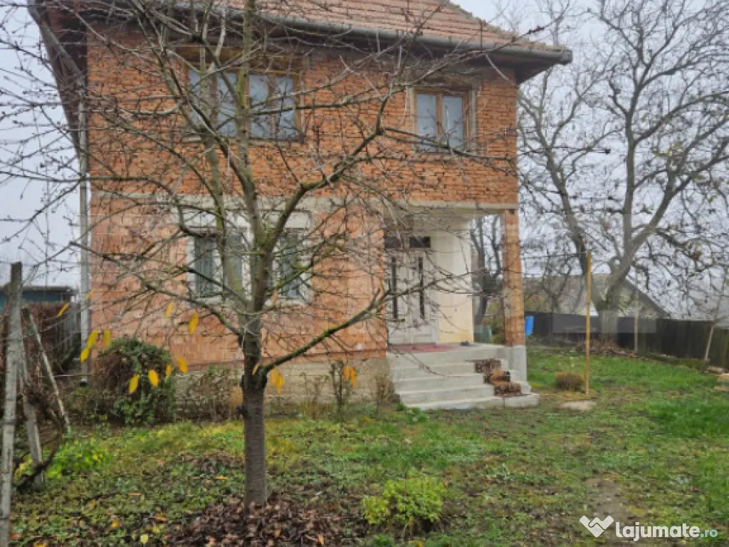 Casa la rosu 91 mp utili, 976 mp teren, in Luna, langa Campi